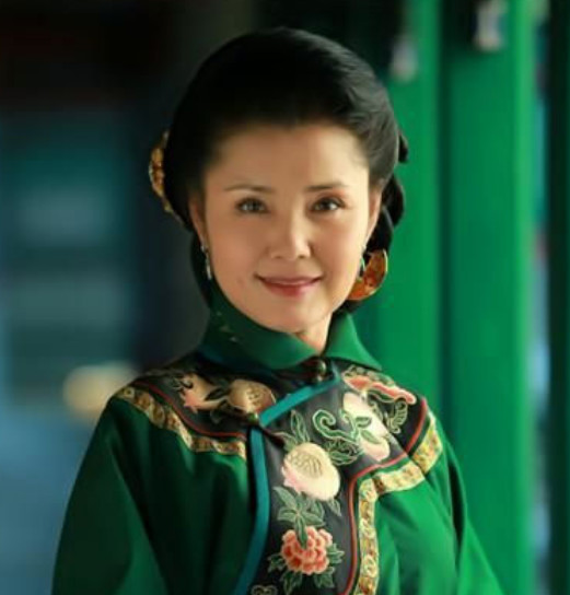 65岁“皇后”姜黎黎近况,与老公结婚40年,恩爱如初让人羡慕